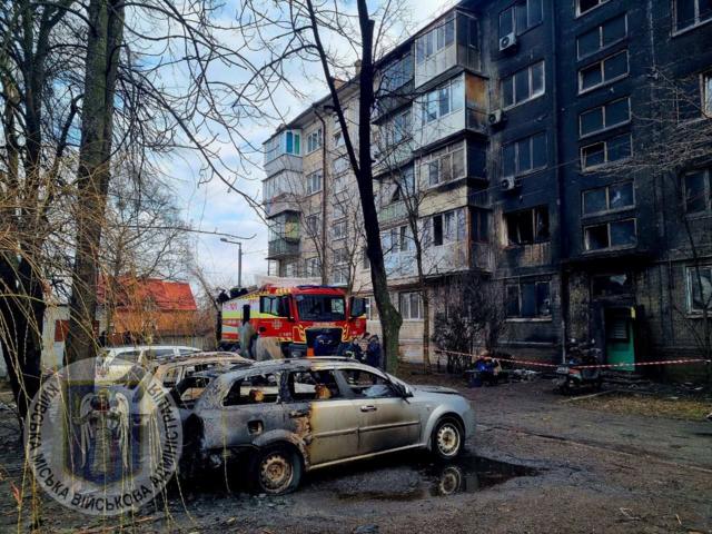 Массированный удар по Киеву: сгоревшие машины, поврежденные дома и воронки — фотографии
