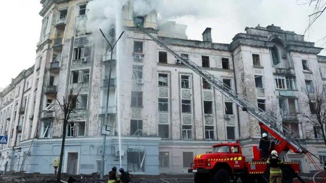 Массированный удар по Киеву: сгоревшие машины, поврежденные дома и воронки — фотографии