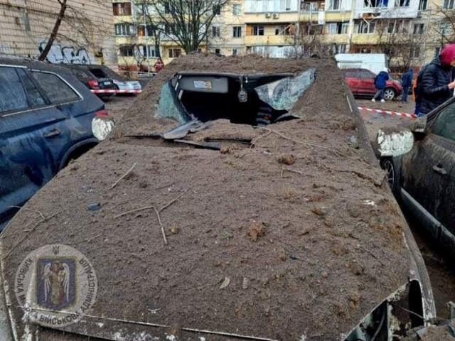 Массированный удар по Киеву: сгоревшие машины, поврежденные дома и воронки — фотографии