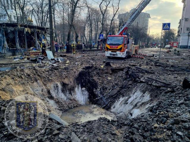 Массированный удар по Киеву: сгоревшие машины, поврежденные дома и воронки — фотографии