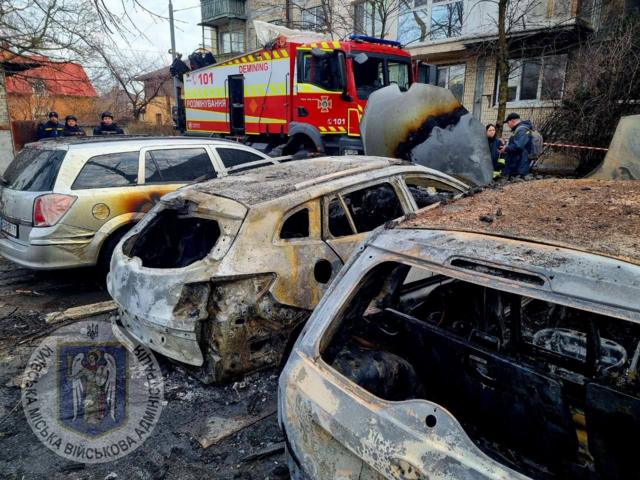 Массированный удар по Киеву: сгоревшие машины, поврежденные дома и воронки — фотографии