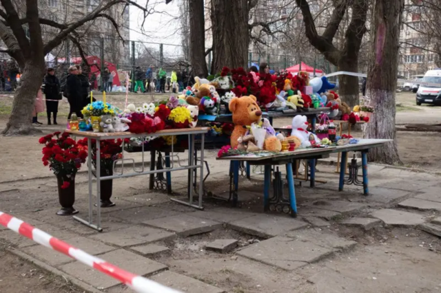 Одесса в трауре. Под завалами дома, разрушенного российским ударом, погибли 12 человек, в том числе пятеро детей