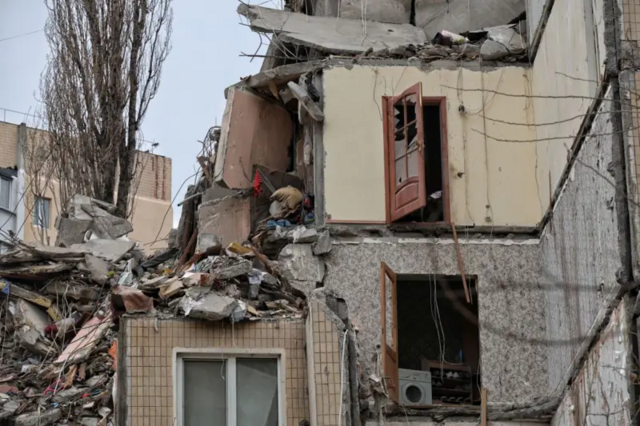 Одесса в трауре. Под завалами дома, разрушенного российским ударом, погибли 12 человек, в том числе пятеро детей