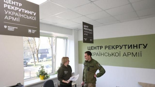 В украинскую армию можно попасть не только по призыву, но и по объявлению. И желающих много
