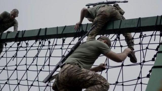 В украинскую армию можно попасть не только по призыву, но и по объявлению. И желающих много