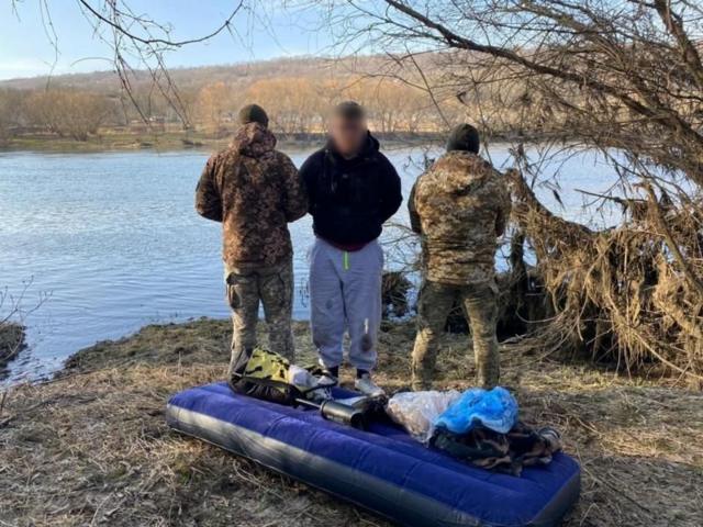 Не только через Тису. Украинец уплыл по Днепру на матраце в Беларусь, за что его осудили