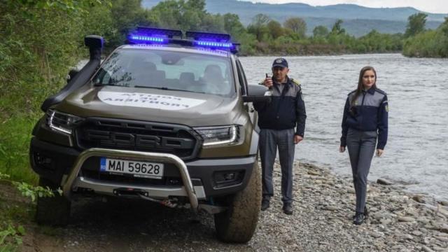 Не только через Тису. Украинец уплыл по Днепру на матраце в Беларусь, за что его осудили