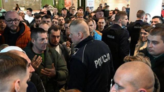 Разочарованные в «своем государстве». Что не так с ограничением прав украинских мужчин за границей