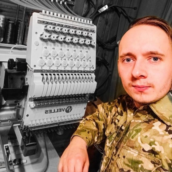 Силовики пришли за продавцом шевронов для силовиков. Как волонтер и сотрудник парка «Патриот» стал обвиняемым в госизмене