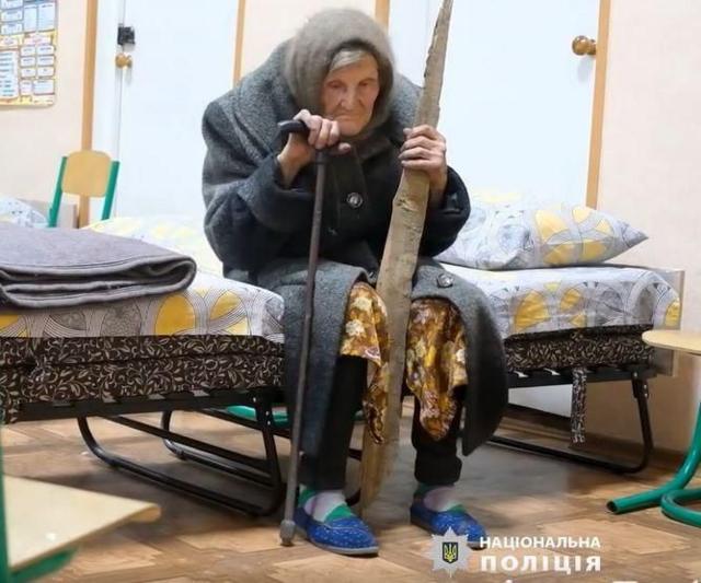 «Ту войну пережила, теперь эту переживаю»: 98-летняя женщина прошла 10 км, чтобы выбраться из оккупации