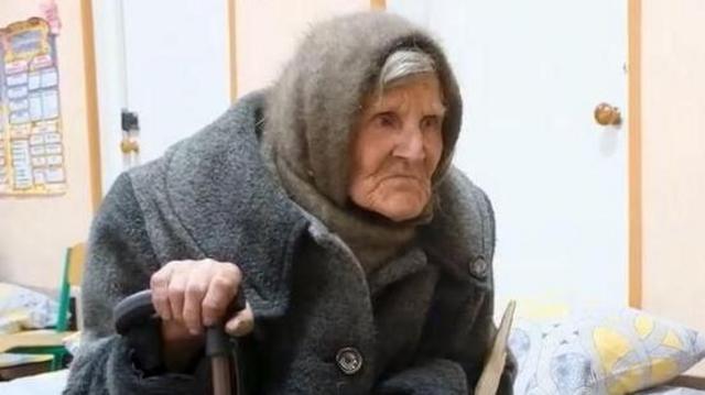 «Ту войну пережила, теперь эту переживаю»: 98-летняя женщина прошла 10 км, чтобы выбраться из оккупации