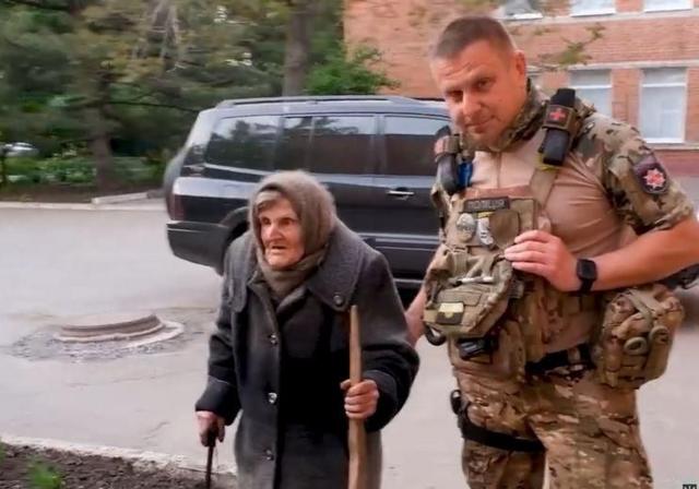 «Ту войну пережила, теперь эту переживаю»: 98-летняя женщина прошла 10 км, чтобы выбраться из оккупации