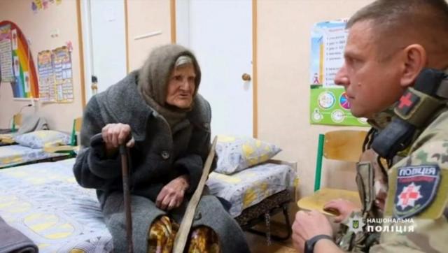«Ту войну пережила, теперь эту переживаю»: 98-летняя женщина прошла 10 км, чтобы выбраться из оккупации