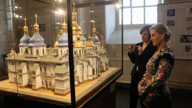 Визит солидарности с жертвами агрессии: герцогиня Эдинбургская посетила Украину