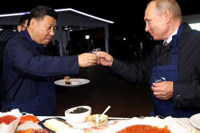 Путин приехал в&nbsp;Китай укреплять дружбу с&nbsp;Си&nbsp;против&nbsp;США. Он&nbsp;привез с&nbsp;собой почти всех высших чиновников