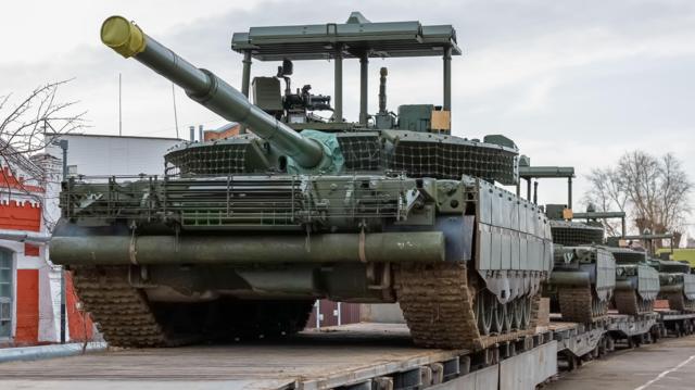 Российский &laquo;царь-мангал&raquo;: спасает ли танки от украинских дронов-камикадзе стальной сарай?