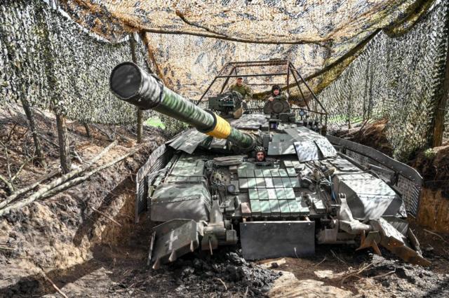 Российский &laquo;царь-мангал&raquo;: спасает ли танки от украинских дронов-камикадзе стальной сарай?