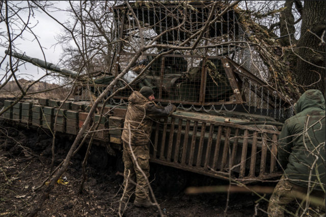 Российский &laquo;царь-мангал&raquo;: спасает ли танки от украинских дронов-камикадзе стальной сарай?