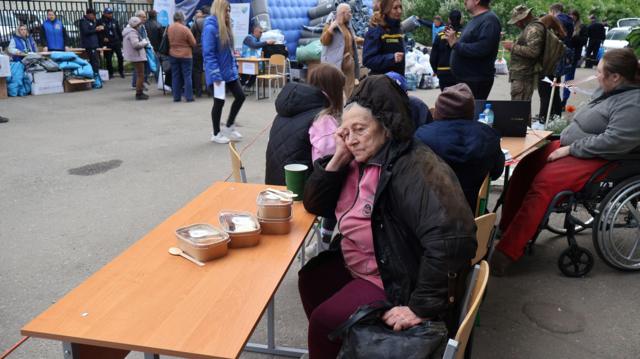 Звуки канонады и вальсы выпускников. Что происходит в Харькове во время наступления России на границе