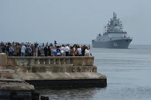 На Кубу прибыли российский фрегат и атомная подлодка. США не увидели в них угрозы