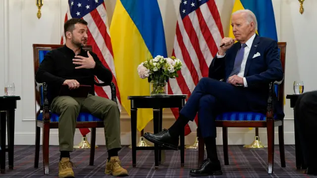 &laquo;Они просят нас защитить свободу&raquo;. Байден сравнил вторжение в&nbsp;Украину со&nbsp;Второй мировой и&nbsp;извинился перед Зеленским за&nbsp;задержку помощи