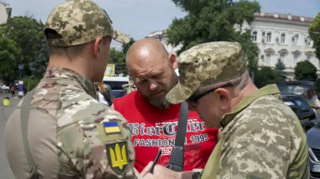 «Победа, но без моего участия»: истории украинцев, которые не хотят идти на войну