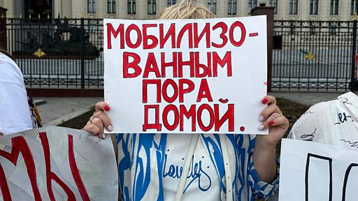 &laquo;После этого не надо называться гражданами России&raquo;. Акция жен и матерей мобилизованных у здания Минобороны в Москве