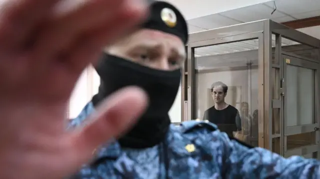 В Екатеринбурге за закрытыми дверями начали судить Эвана Гершковича. Что известно о деле американского журналиста