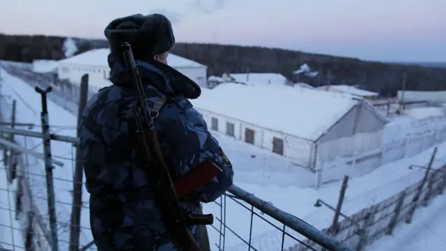 Все ушли на фронт. В России закрывают исправительные колонии — в них некому сидеть