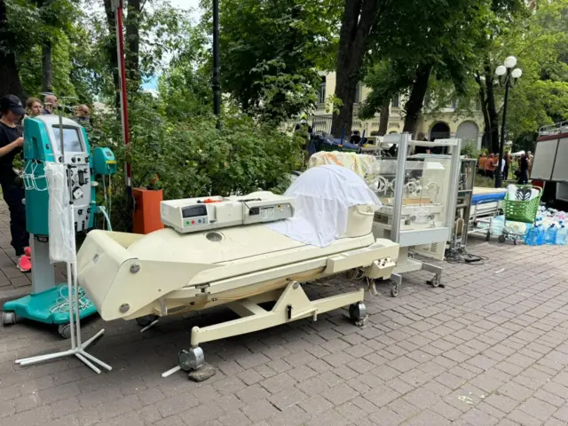 &laquo;Никогда не могла подумать, что сюда прилетит ракета&raquo;. Репортаж из разрушенной детской больницы в Киеве