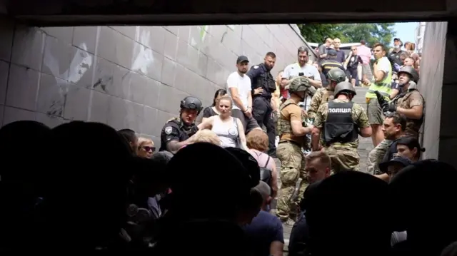 &laquo;Никогда не могла подумать, что сюда прилетит ракета&raquo;. Репортаж из разрушенной детской больницы в Киеве
