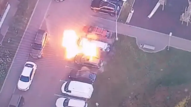В Москве взорвали автомобиль. Ранен офицер ГРУ, сообщили СМИ, но есть и другая версия
