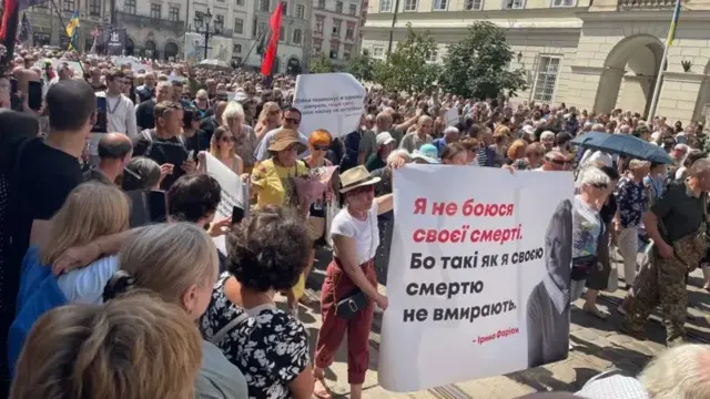 Во Львове похоронили Ирину Фарион. Проститься с ней пришли тысячи людей