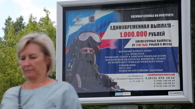 Сотни тысяч рублей и реклама в телевизоре. Как Россия активизирует вербовку новых солдат