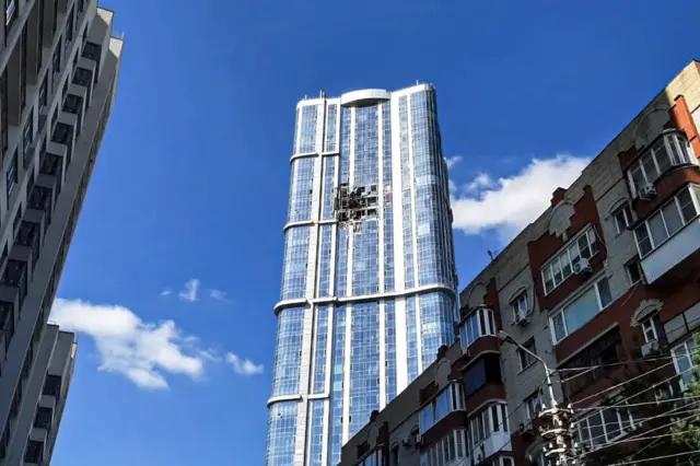 В Саратове и Энгельсе дроны врезались в многоэтажки. Есть пострадавшие