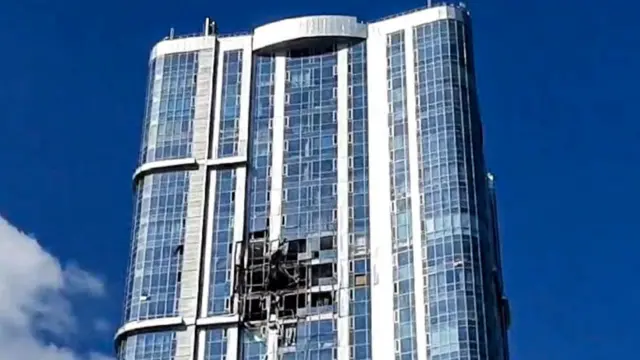 В Саратове и Энгельсе дроны врезались в многоэтажки. Есть пострадавшие