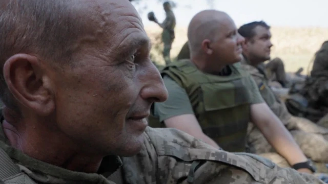 «Можем дойти до Москвы и покажем, что такое Украина». Репортаж Би-би-си из тренировочного лагеря ВСУ