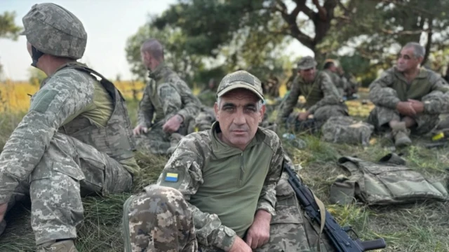 «Можем дойти до Москвы и покажем, что такое Украина». Репортаж Би-би-си из тренировочного лагеря ВСУ
