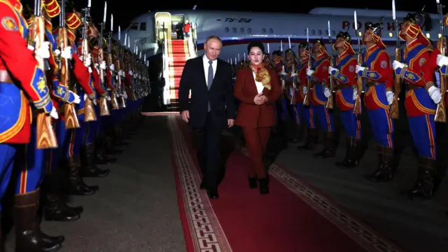 Путина встретили в Монголии красной ковровой дорожкой. Украина возмутилась, что его не арестовали по ордеру МУС