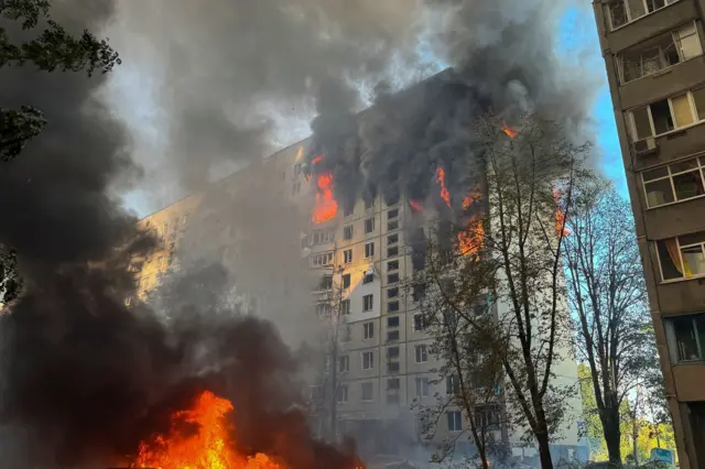 Ракетный обстрел Харькова: ранены 47 человек, разрушен Дворец спорта и торговый центр