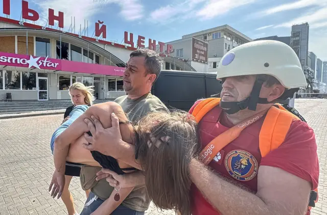 Ракетный обстрел Харькова: ранены 47 человек, разрушен Дворец спорта и торговый центр