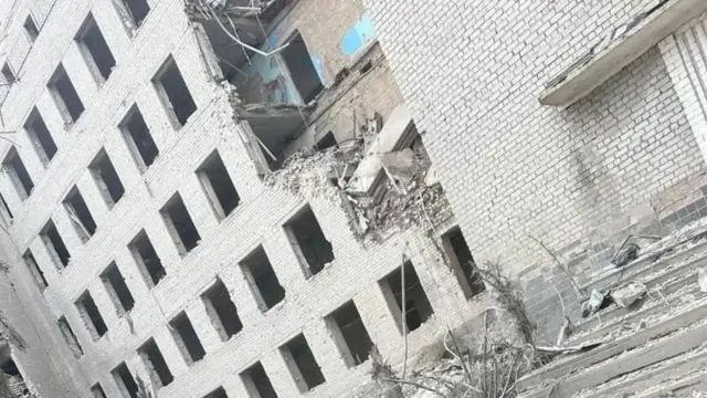 Россия нанесла ракетный удар по военному институту связи в Полтаве: более 50 погибших